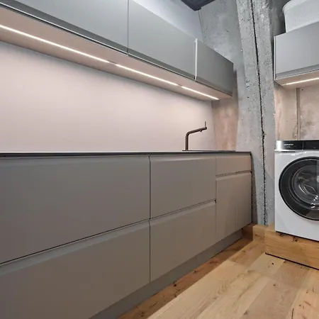 Shelterloft Airpark Ferienhaus *