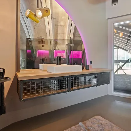 Shelterloft Airpark Ferienhaus *