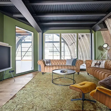 Shelterloft Airpark Ferienhaus *