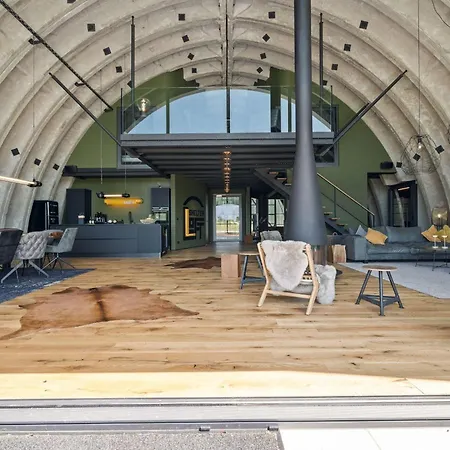 Shelterloft Airpark Ferienhaus *