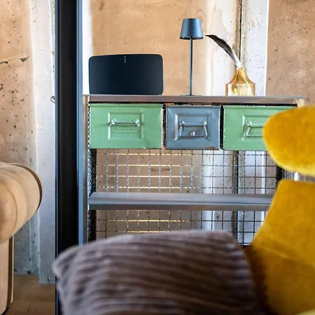 Shelterloft Airpark Ferienhaus *