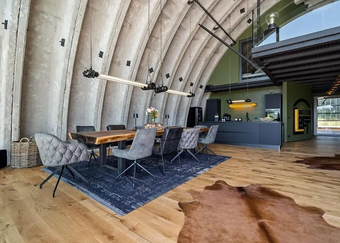 Shelterloft Airpark Ferienhaus *